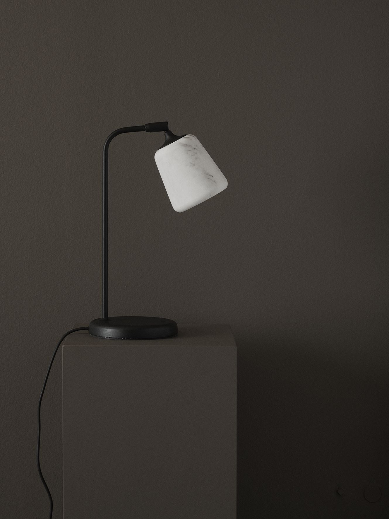 Nová prace v materiálu stolní lampa, bílý mramor