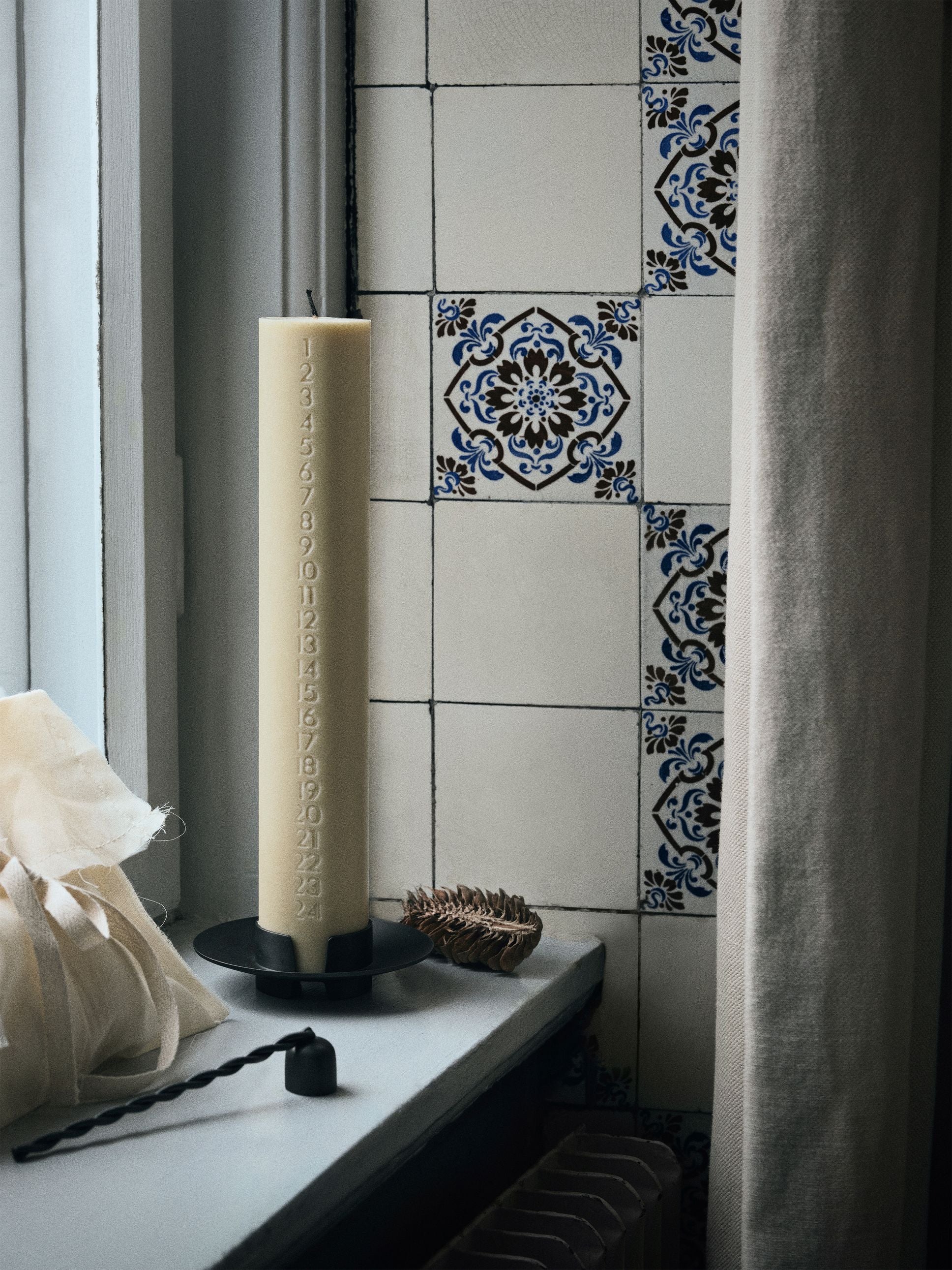 Držák svíčky Ferm Living Block, černá mosaz