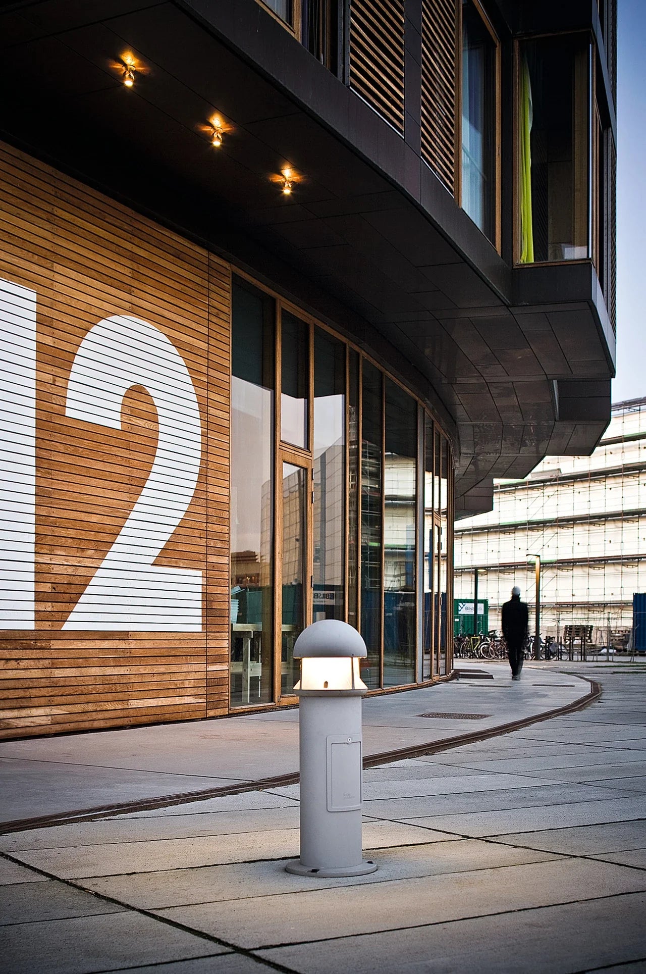 Louis Poulsen Waterfront Bollard Class I 570 Lumens Post se základní deskou, grafit šedá