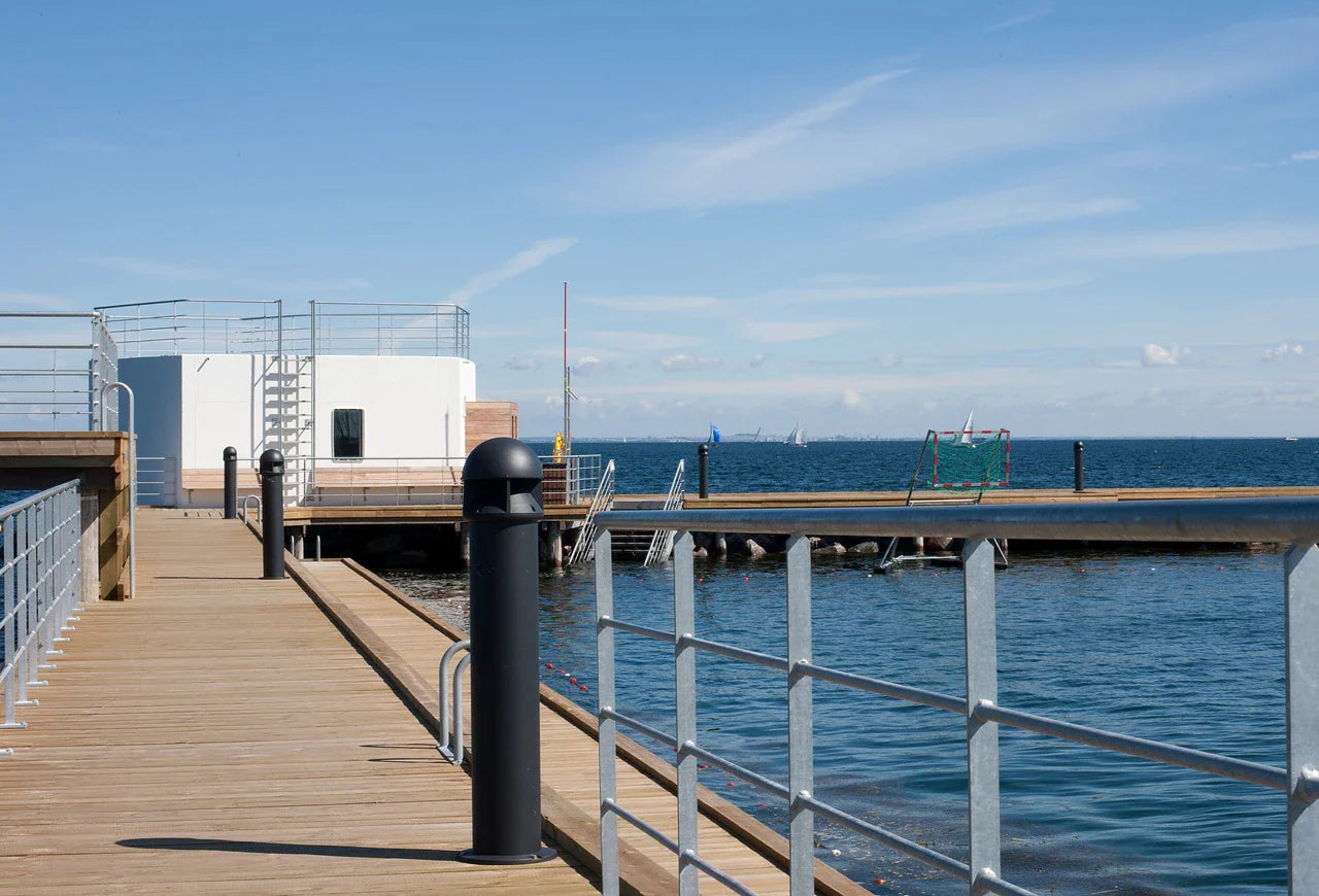 Louis Poulsen Waterfront Bollard Class I 670 Lumens Post se základní deskou, hliník