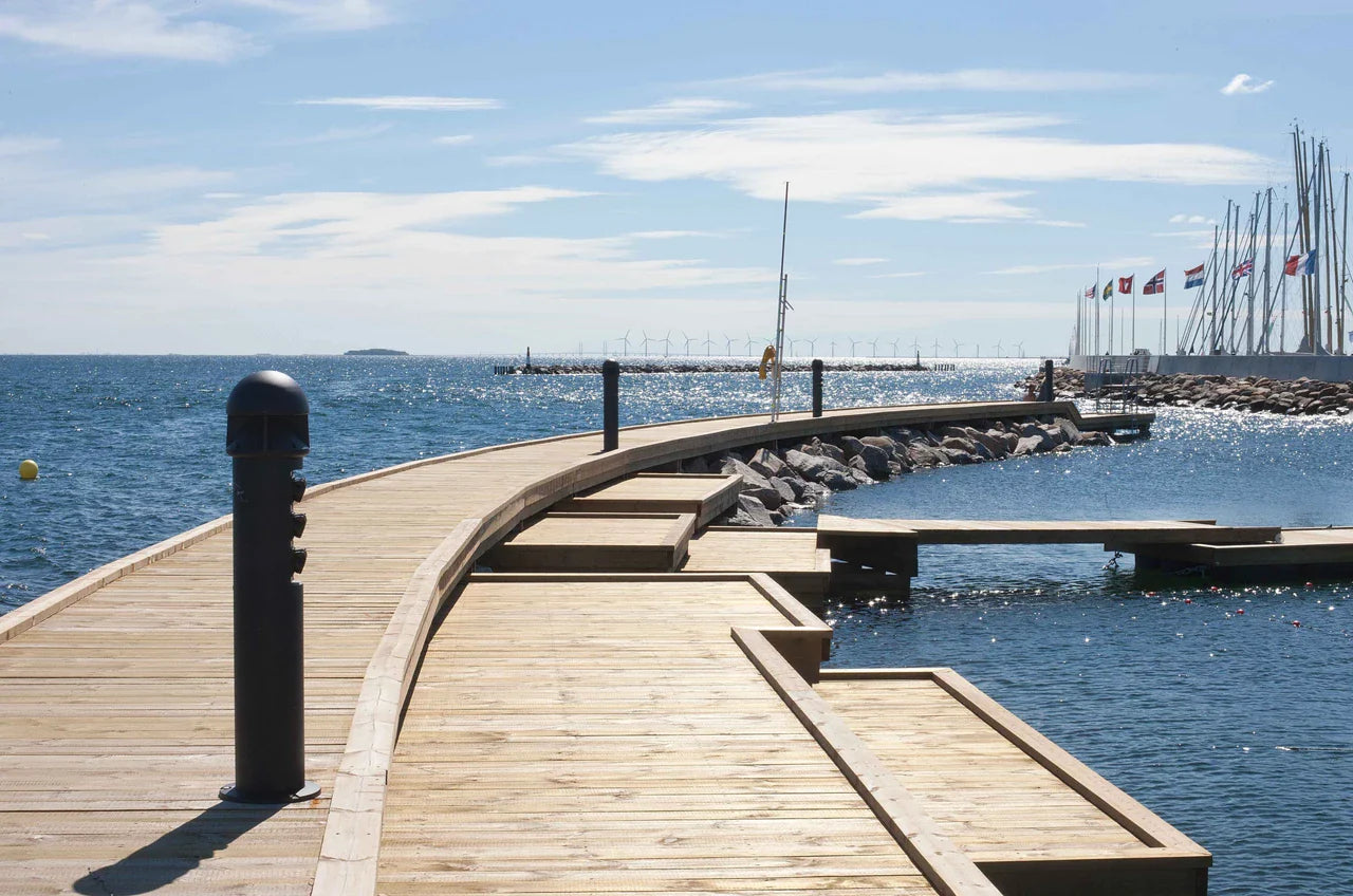 Louis Poulsen Waterfront Bollard třídy II 670 Lumens Post se základní deskou, hliník