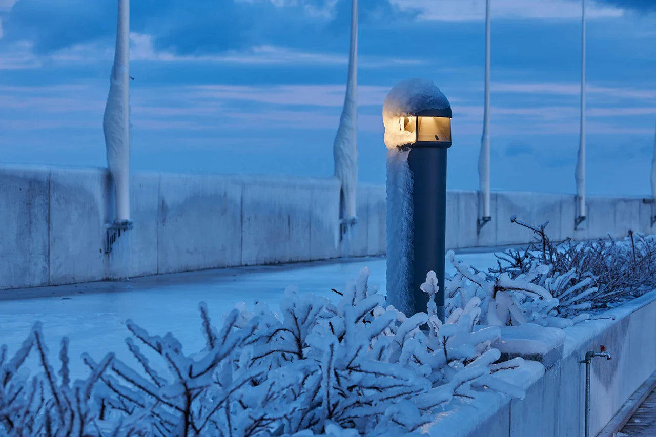 Louis Poulsen Waterfront Bollard Class II 702 Lumens Post se základní deskou, hliník