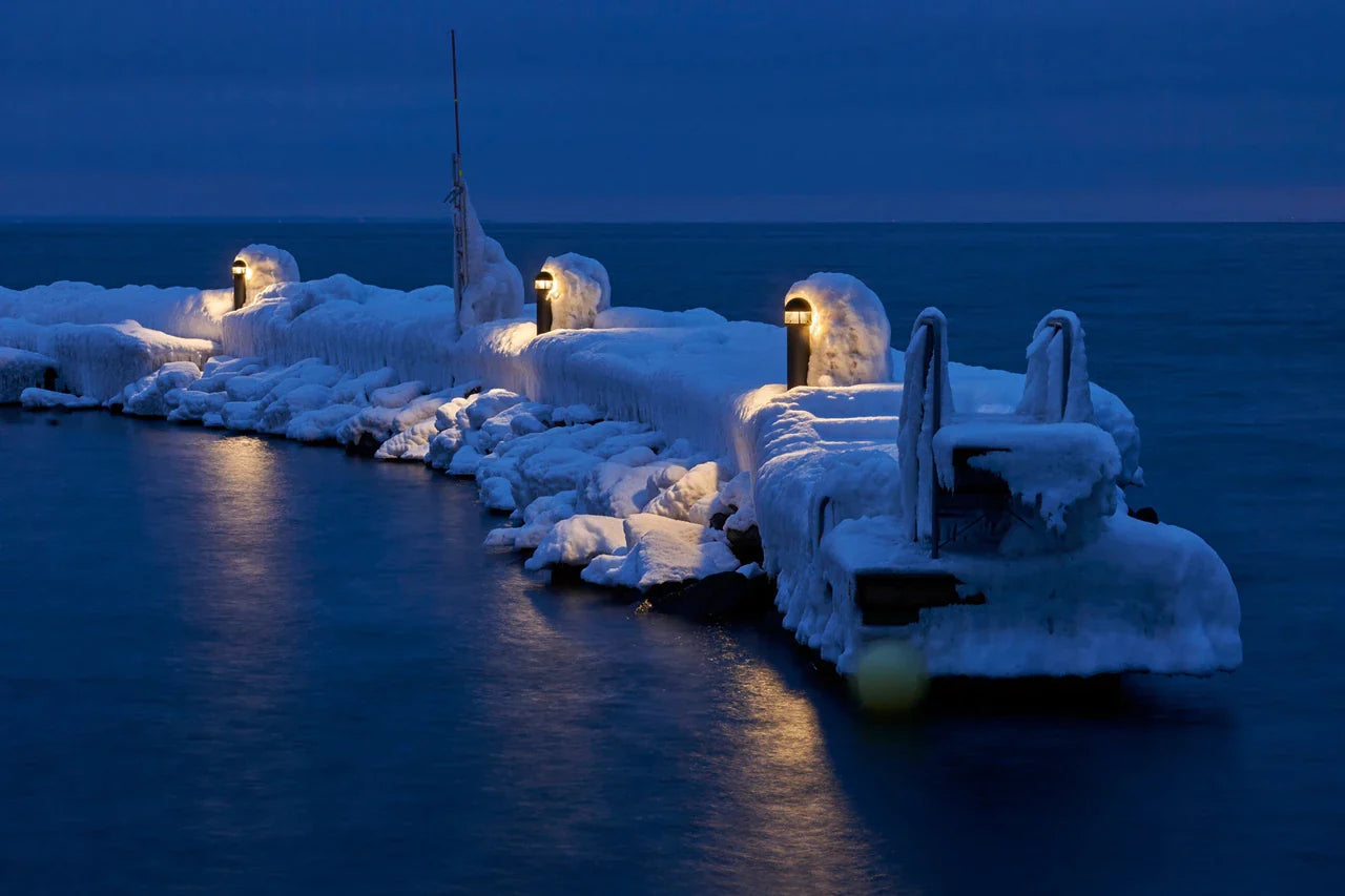 Louis Poulsen Waterfront Bollard třídy II 670 Lumens Post se základní deskou, hliník